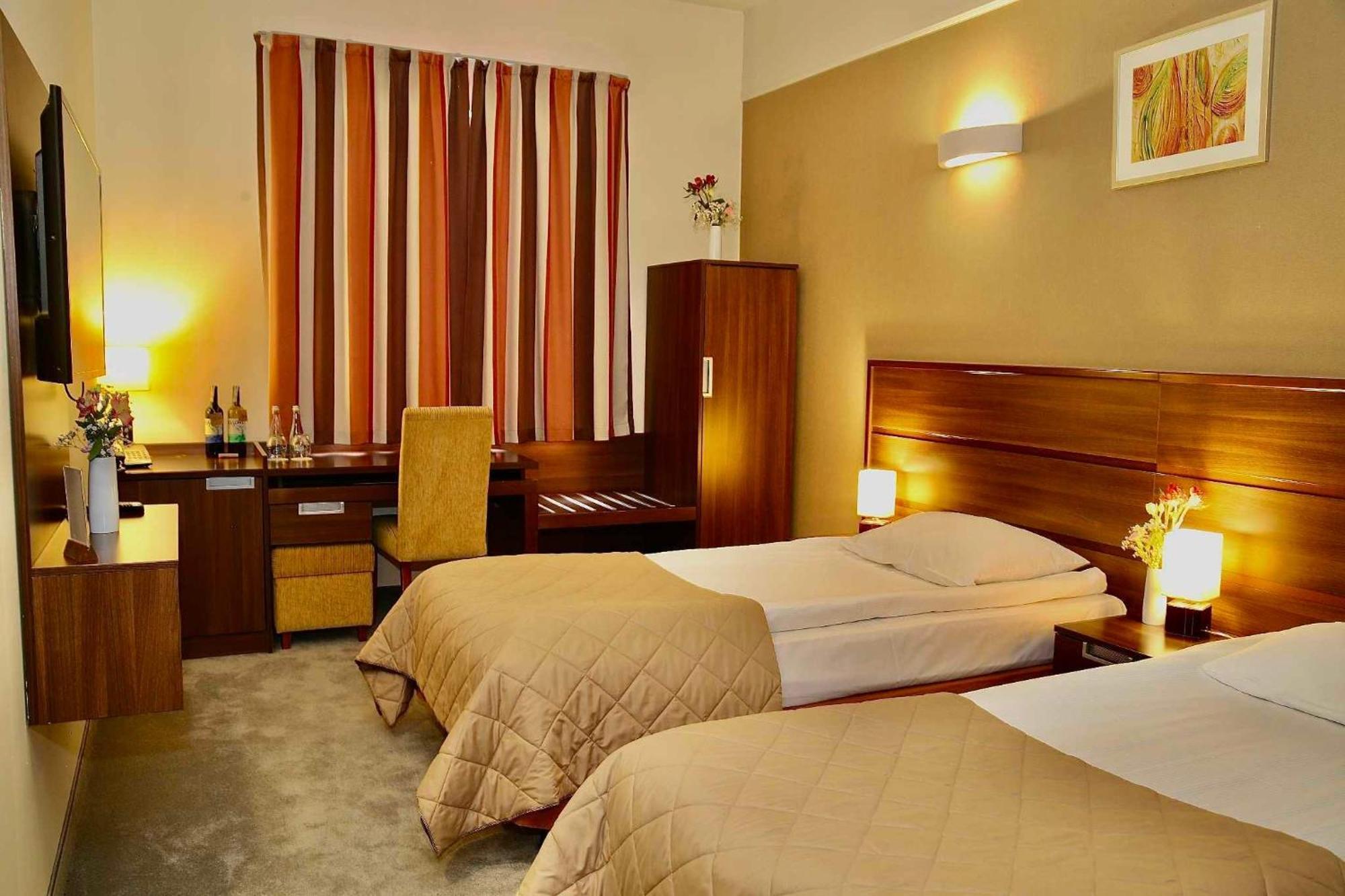 Hotel Teczowy Mlyn Кельце Екстер'єр фото