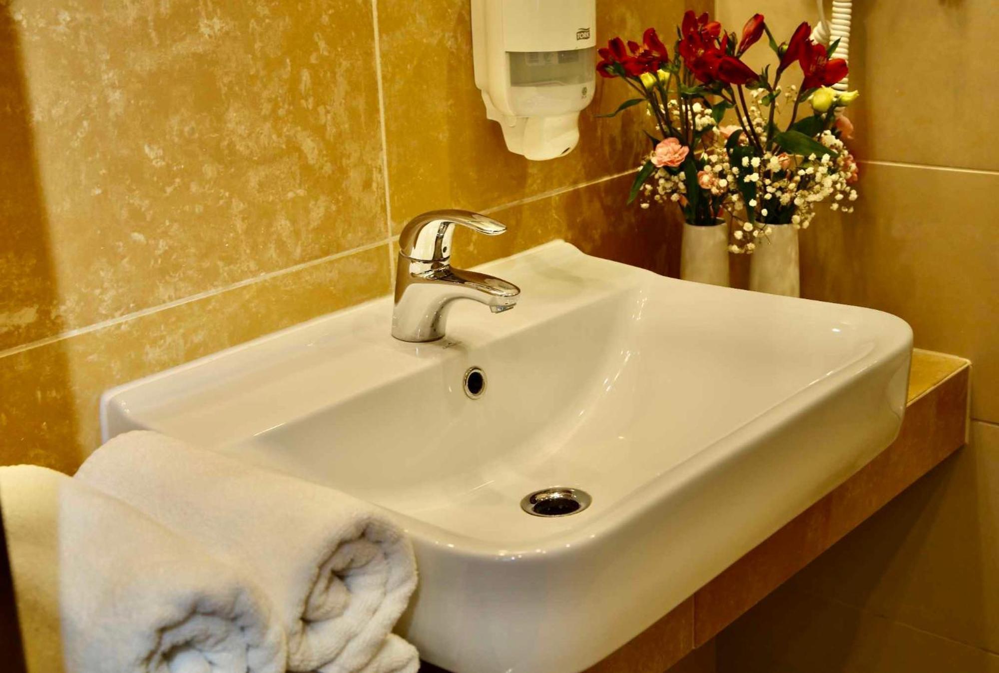 Hotel Teczowy Mlyn Кельце Екстер'єр фото