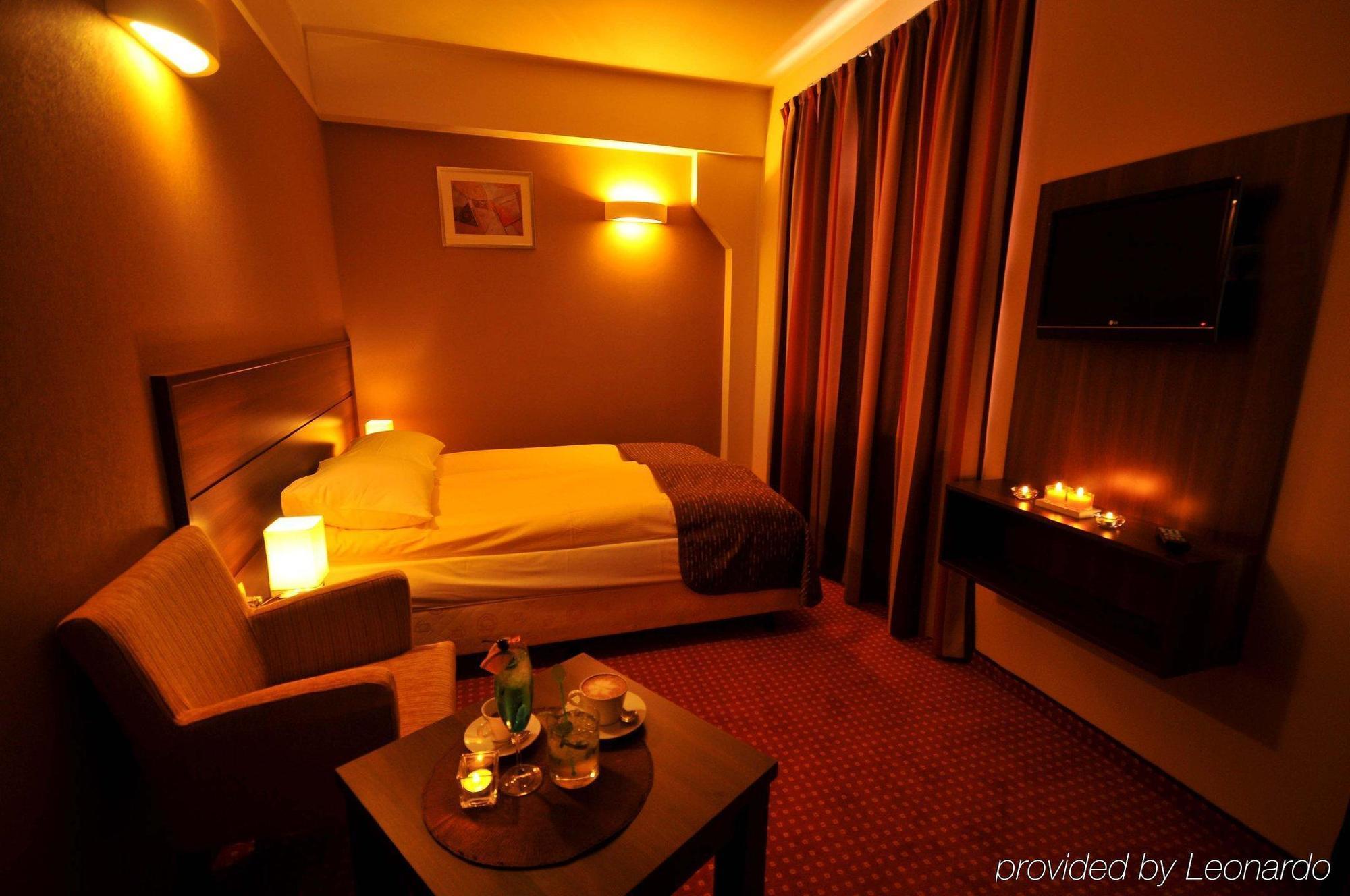 Hotel Teczowy Mlyn Кельце Номер фото
