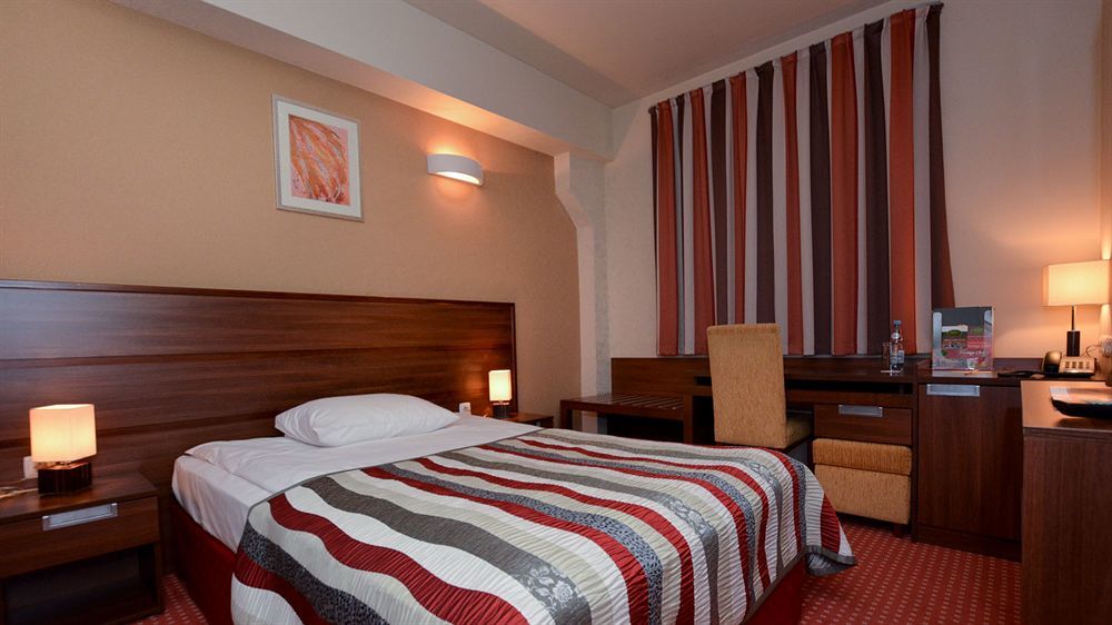 Hotel Teczowy Mlyn Кельце Екстер'єр фото