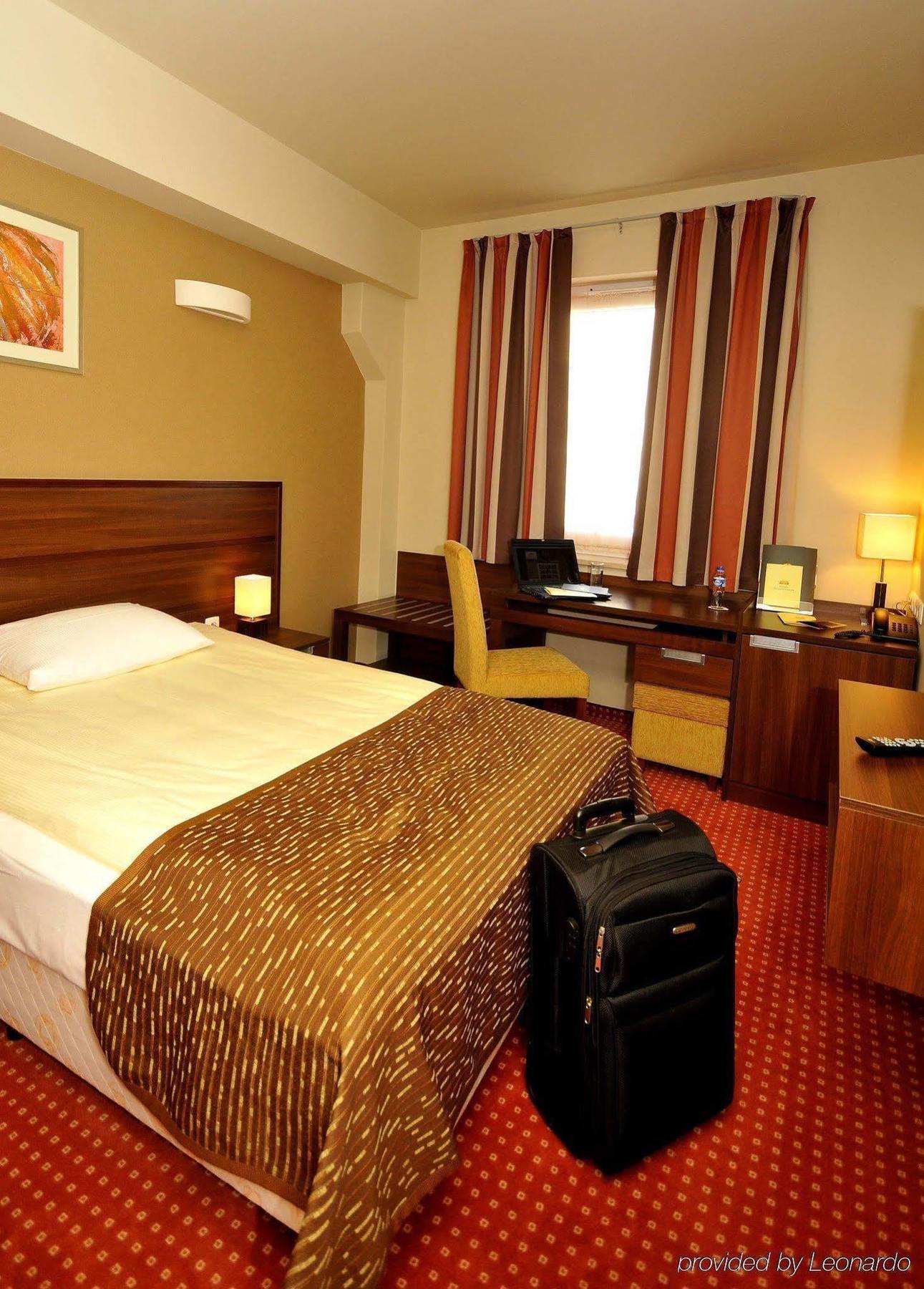 Hotel Teczowy Mlyn Кельце Номер фото